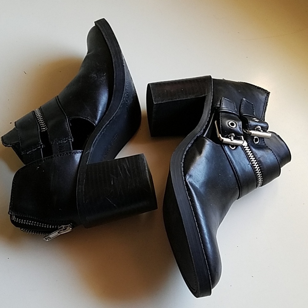 Forever 21 black ankle bootie